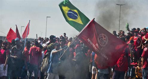 بالصور.. المظاهرات تعم المدن البرازيلية قبل 4 أسابيع فقط من انطلاق المونديال 